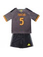 AS Roma Evan Ndicka #5 Ausweichtrikot für Kinder 2026-27 Kurzarm (+ Kurze Hosen) AS Roma Evan Ndicka #5 Ausweichtrikot für Kinder 2026-27 Kurzarm (+ Kurze Hosen)